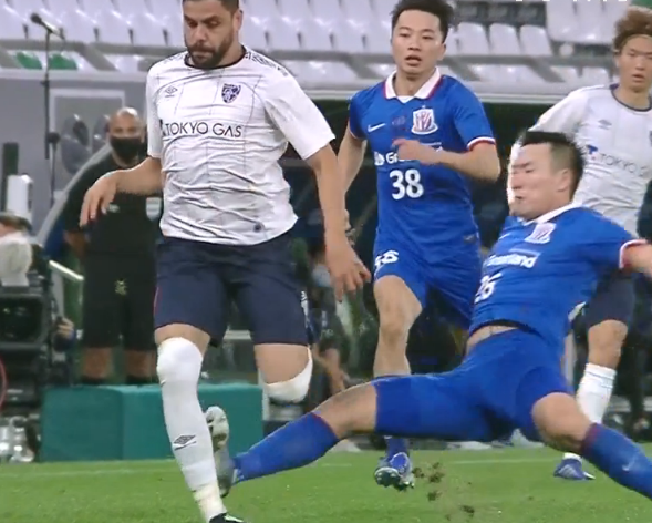 亚冠争议一幕秦升断腿式飞铲仅得黄牌东京外援重伤被担架抬离场