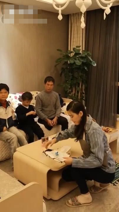 身边有清纯可人小保姆贴身服务!_腾讯新闻