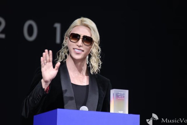 "日本第一牛郎"罗兰与美女挽手出游曝恋情,女方身份已曝光