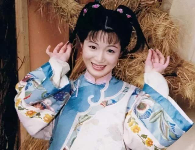 陈小春版鹿鼎记双儿,离婚患病穷困潦倒,40岁带女儿再嫁豪门