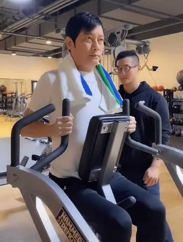 57岁罗嘉良近照发福大肚腩凸起皱纹增多早前脸色憔悴被传患癌