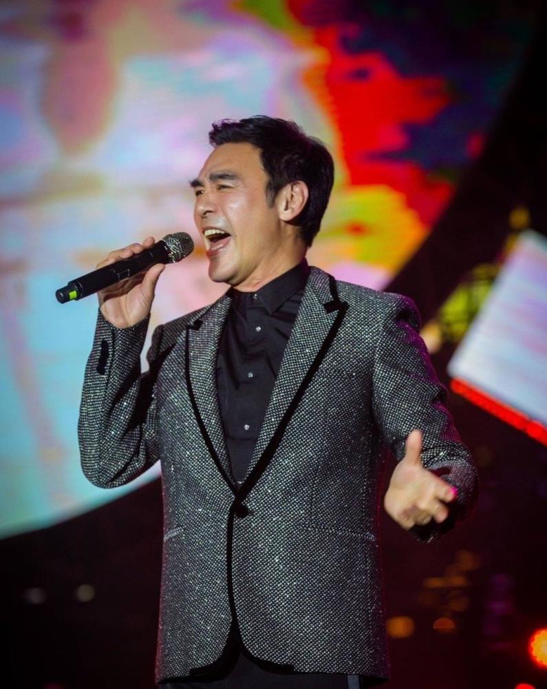 钟镇涛庆67岁生日一头黑发好年轻小12岁娇妻模样像90后