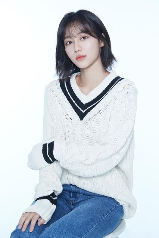 姜敏儿慷慨大方,她聪慧的眼神,饱满的嘴唇等与演员金泰熙有几分相似