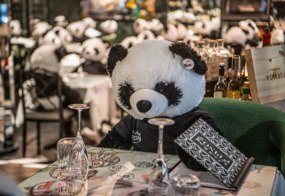 老板natthwut rodchanapanthkul说表示:"顾客独自一人但桌子上不只有