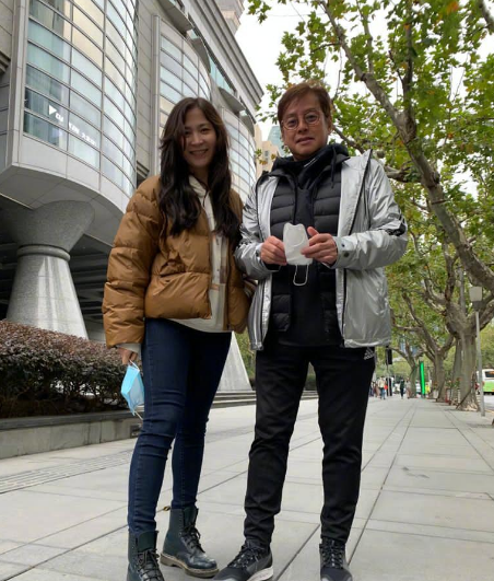 谭咏麟晒出近照,很多歌迷都想知道与他合影的elaine究竟是谁_腾讯新闻