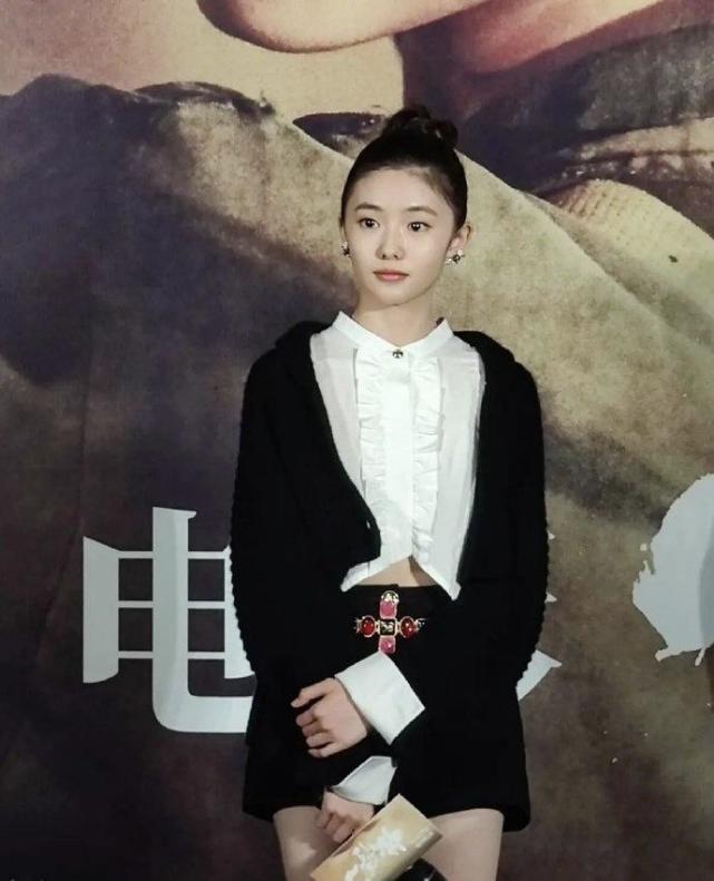 张艺谋一秒钟首映新谋女郎刘浩存清纯亮相毛衣短裤动人