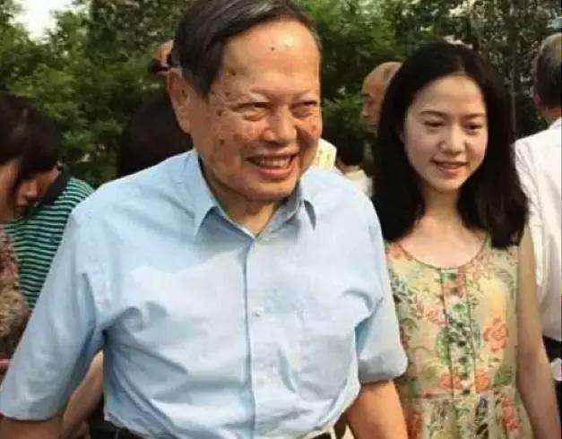 98岁杨振宁与44岁妻子同框 这个细节让当初等着看笑话的人打脸 杨振宁 翁帆