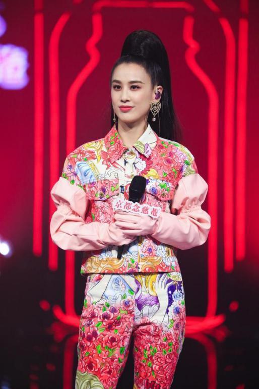 37岁黄圣依近照曝光精致妆容少女感十足但发际线太高显头秃