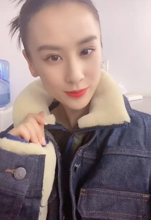 37岁黄圣依近照曝光精致妆容少女感十足但发际线太高显头秃