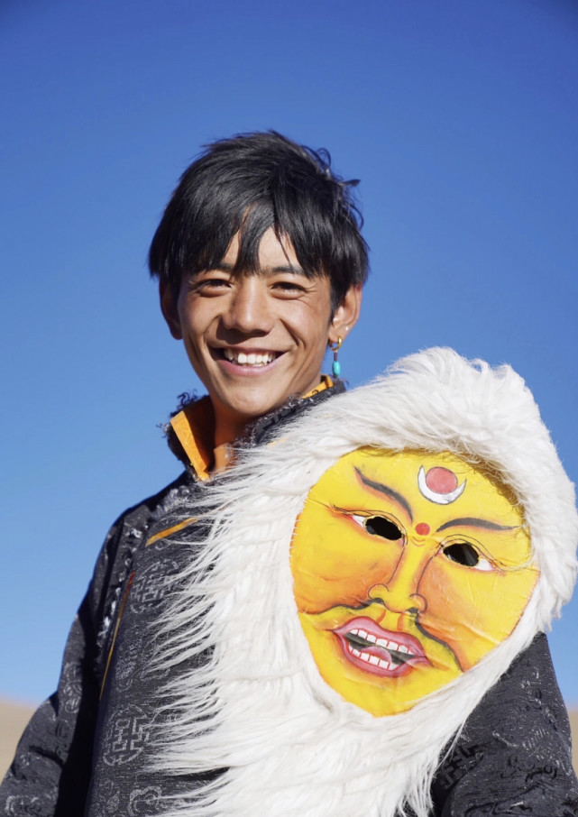 这个男孩的笑容很纯真丁真