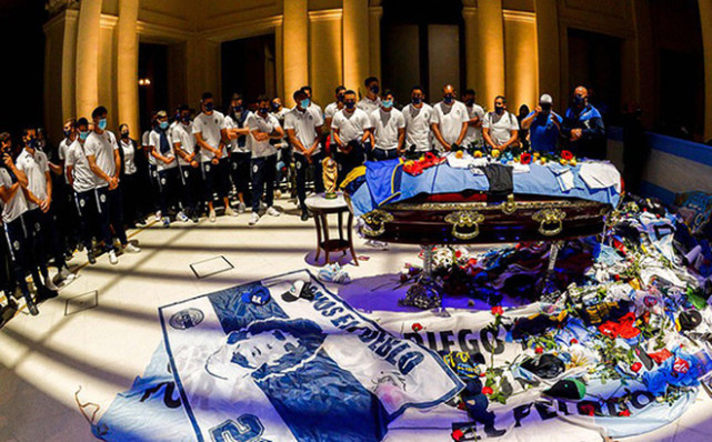 合影马拉多纳遗体之人首次回应我被坑了照片是抓拍已收死亡威胁