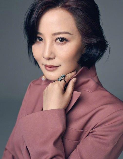 50岁陶红真是气质美人多套造型拍大片没有高级脸却有高级美