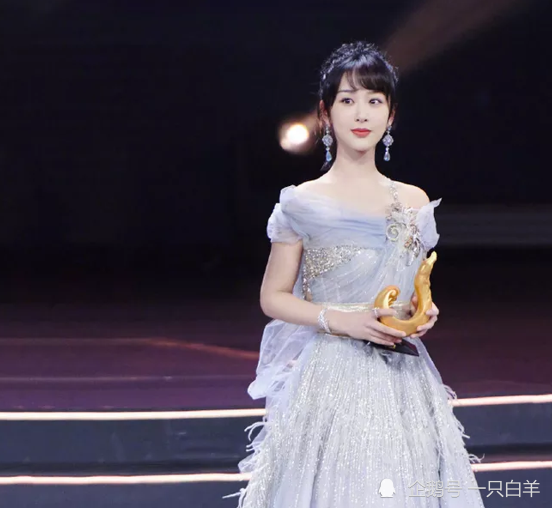  . 杨紫戴鱼头面具喝水