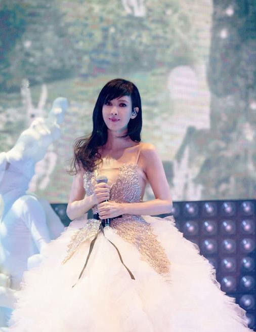 周慧敏广州演唱会上的造型出炉切换七套礼服头戴王冠似女王