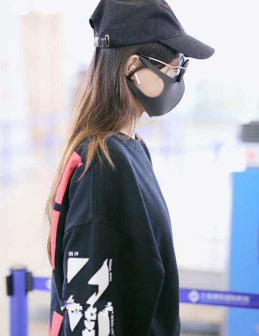 唐嫣走休闲运动风,穿一套黑色运动装,搭红色运动鞋就不单调了!