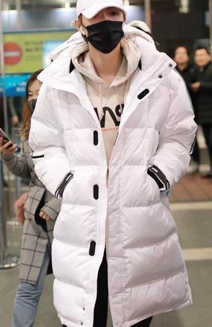 坤音四子集体走起校园风岳岳穿v领针织衫显斯文灵超好潮