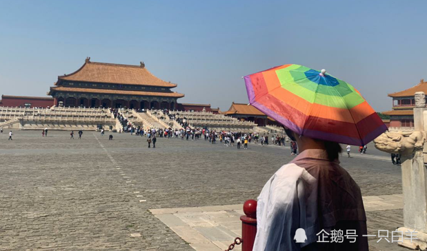  . 杨紫戴鱼头面具喝水