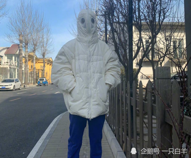  . 杨紫戴鱼头面具喝水