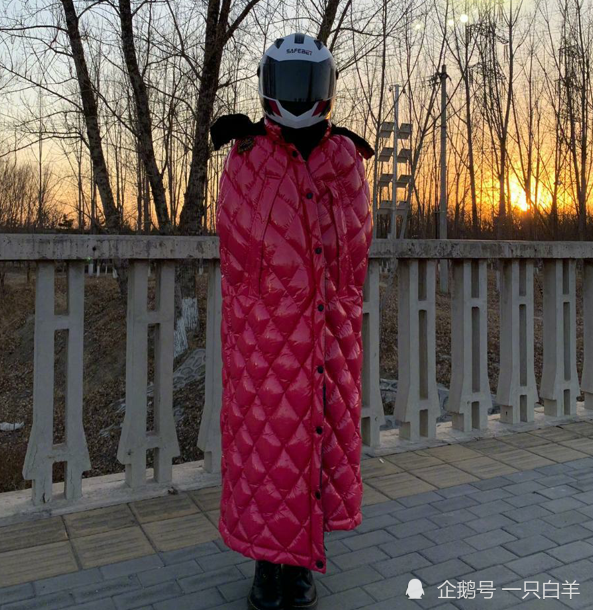  . 杨紫戴鱼头面具喝水