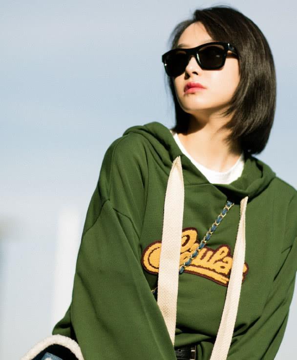 宋茜结束伴娘之旅穿绿色卫衣和卷边裤到机场男友风打扮好酷