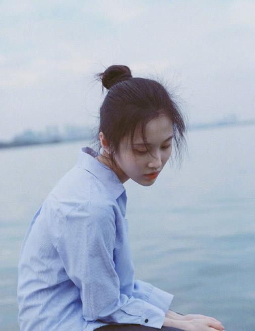 张慧雯又终于扎起丸子头再穿这么一件蓝色衬衫清新灵动