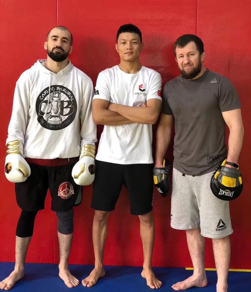 在ufc轻量级冠军"小鹰"哈比布的家乡达吉斯坦练了半年的摔跤后,苏木