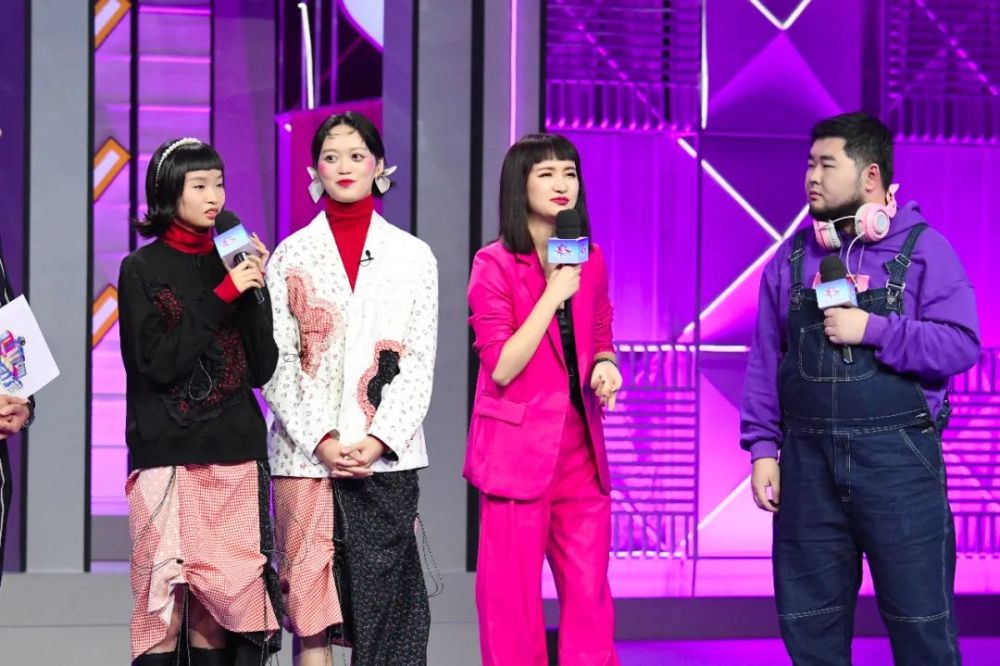 胖瘦"队在竞岗现场,慕容云磊和大眼不瞪小眼在创作理念上仍然存在分歧