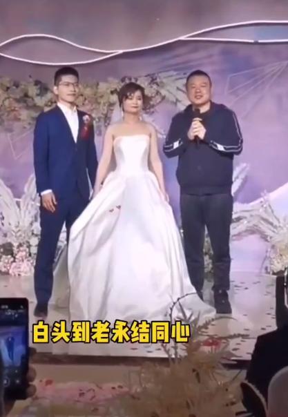 岳云鹏回老家为外甥女证婚穿着朴素似路人被调侃舅侄长得太像