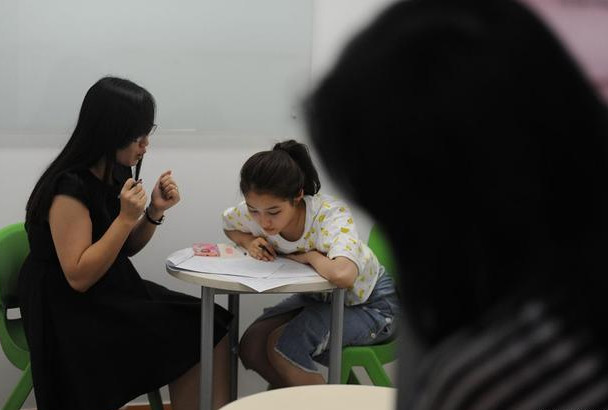 班主任违规补课被查,约架家长,班主任丈夫冲进学校保安室殴打