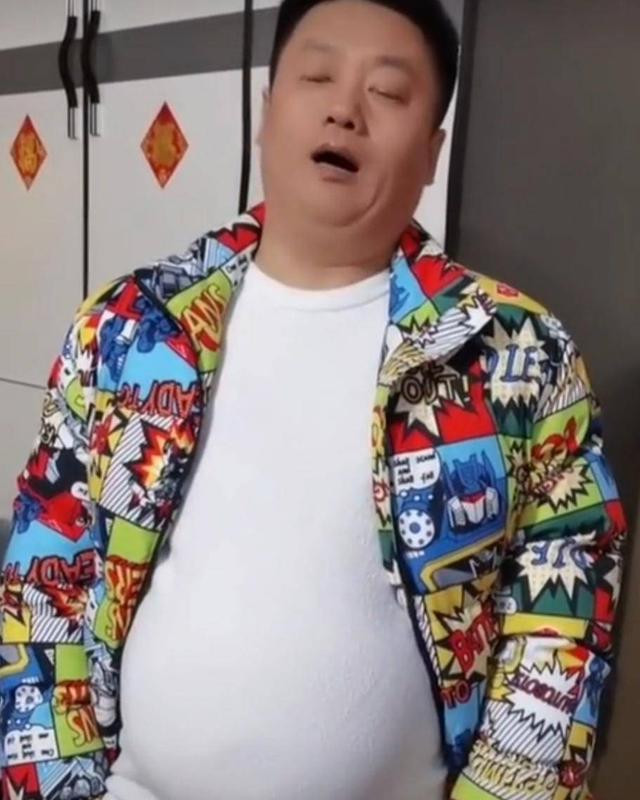 毫无演员包袱?谢永强之后宋晓峰也发福,啤酒肚抢镜好显老