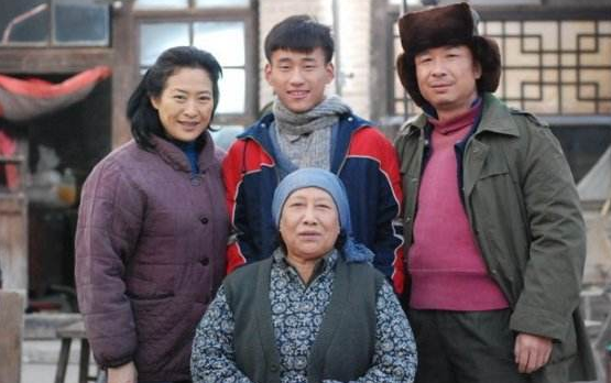 在这部电影中,孙桂田还认了演员傅彪做干儿子,两人相见恨晚,就像亲生