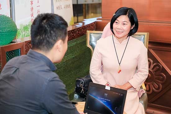 董六妹让指尖技艺帮助贫困姐妹增长收益