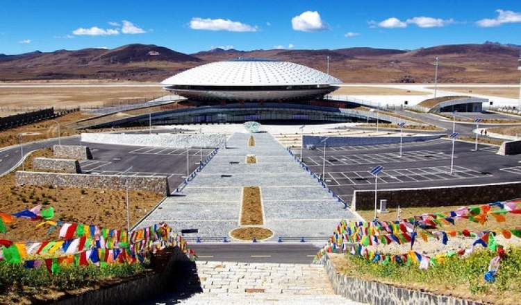 距离理塘最近的是稻城亚丁机场,两地相隔大约100多公里,驾车需约2小时