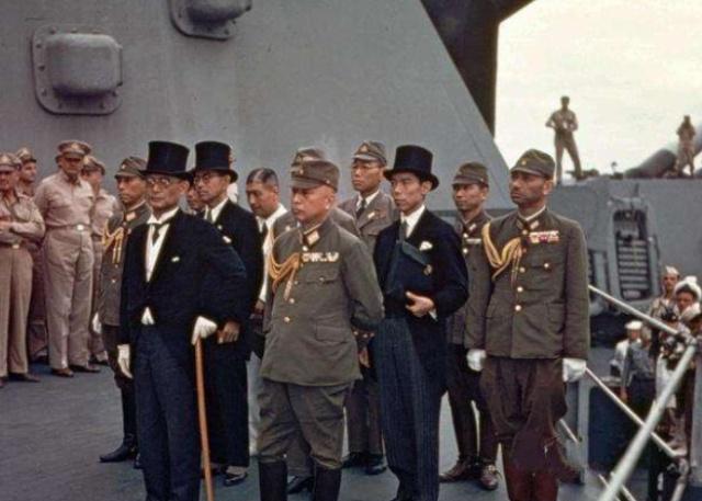 日本天皇宣布投降前一夜大量日军冲击皇宫宫外就像屠宰场