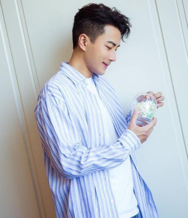 刘恺威晒照,身上的衬衫不错,穿上人都变年轻了!