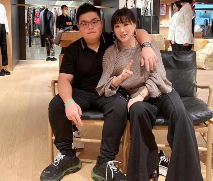 今年4月,杨小娟曾晒出一组与家人朋友爬山的合影,吕善扬就有出镜.