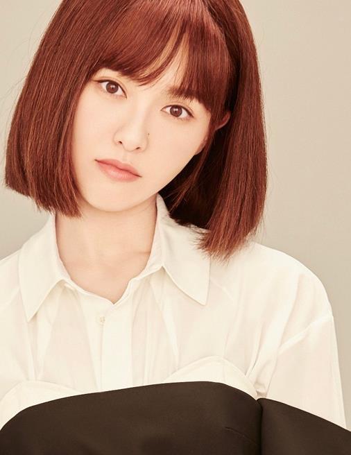 唐嫣七夕节晒照,长发剪成短发再加个厚刘海,36岁美回20岁!_腾讯新闻