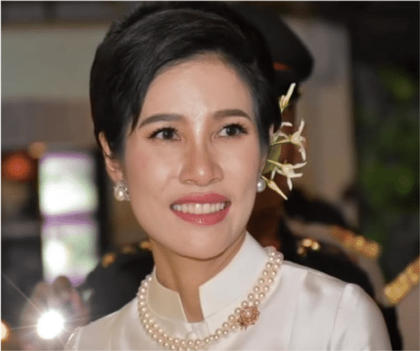 据《洛杉矶时报》的分析称,诗妮娜已经被泰王当成了