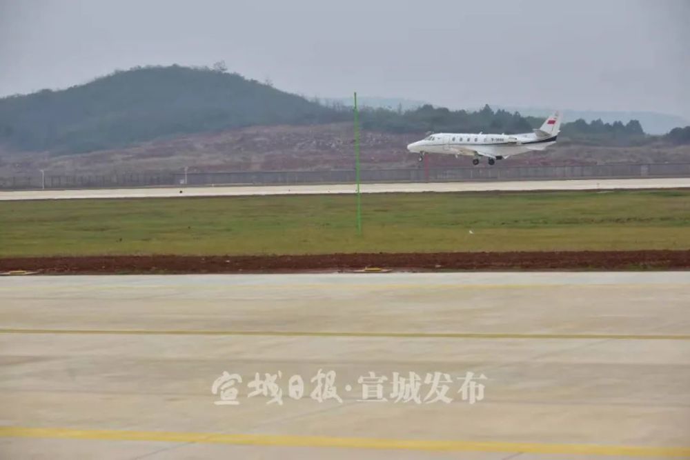 首架校验飞机降落芜宣机场!