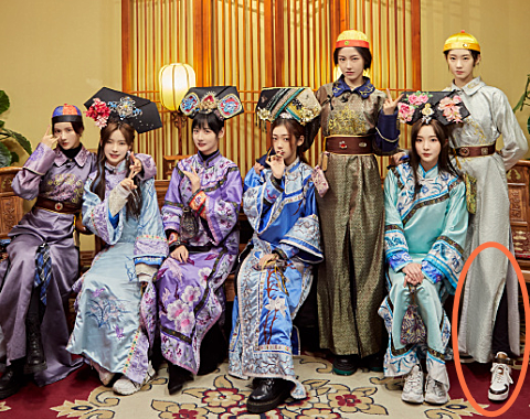 硬糖少女晒古装合照,我全程都在关注张艺凡的鞋,也太跳戏了吧_腾讯