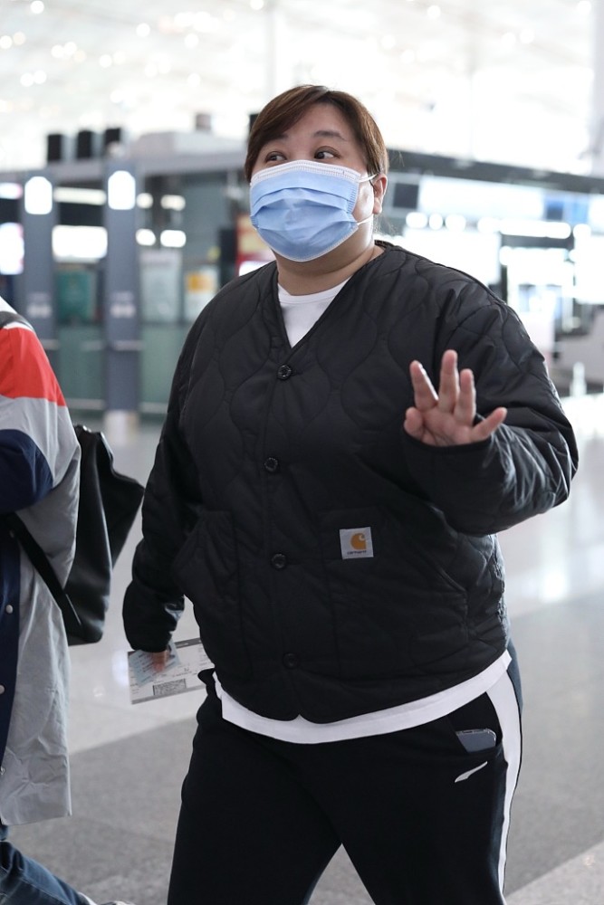 贾玲穿黑色运动服造型低调见跟拍开心挥手这么可爱的姐姐你不喜欢吗