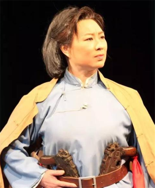 她是真正的"双枪老太婆",隐姓埋名当保姆,34年后,才显露身份_腾讯新闻