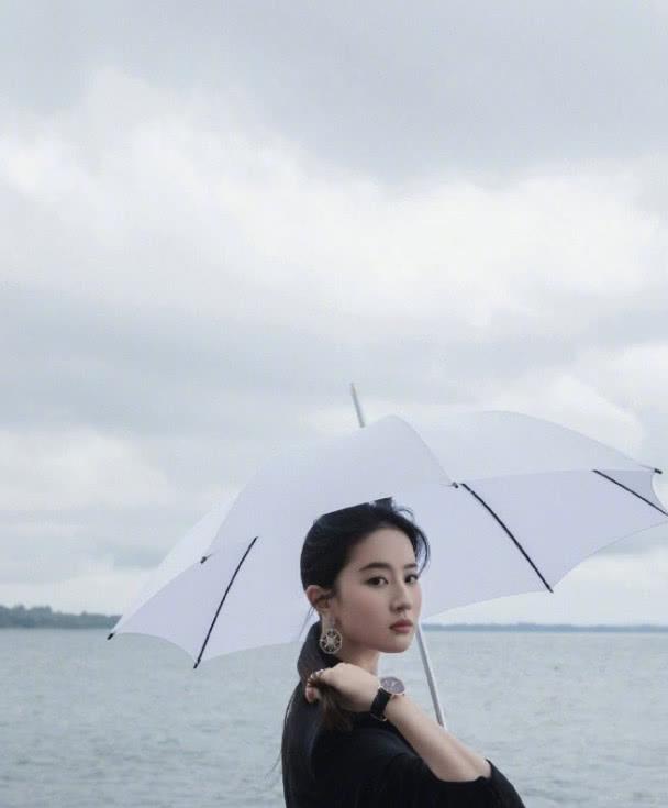 刘亦菲好酷,身穿黑色西装套装挺显瘦,扎起长马尾辫御姐范满满!