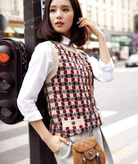 刘昊然穿针织背心配衬衫,稳重又不缺少年感,弟弟这样穿好帅!