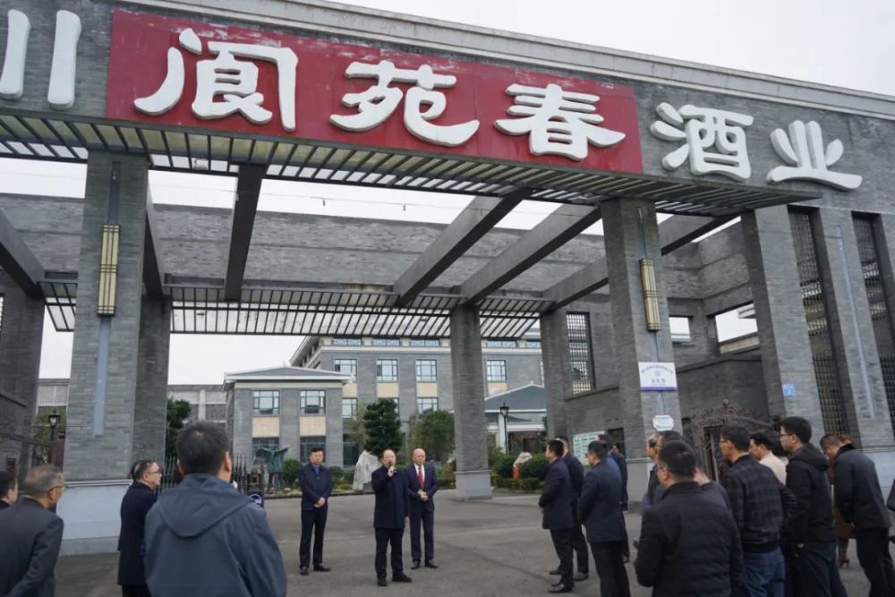 走进四川古阆中酒业有限公司,"阆苑春""四季福"的酒香远远飘来,醇香怡