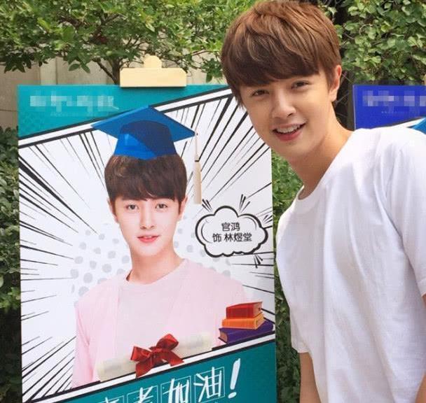 官鸿现身看他从以前到成名后的发型发现他真是个专一的人