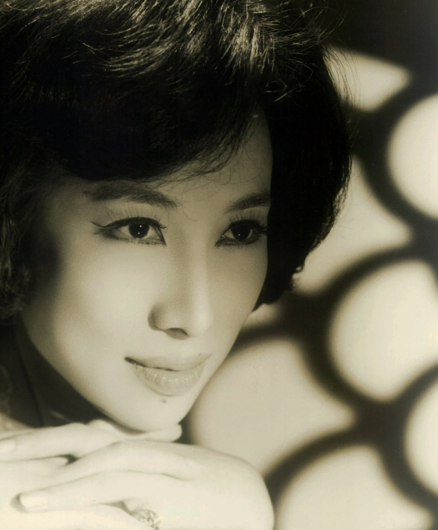 要知道,潘迪华老师年轻的时候也是绝对的美人,看到当时老师年轻的时候