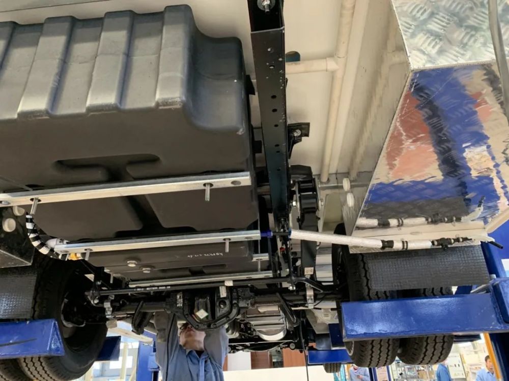 一个完善的房车用水系统,三大主要构成组件是净水箱,黑水箱和灰水箱.