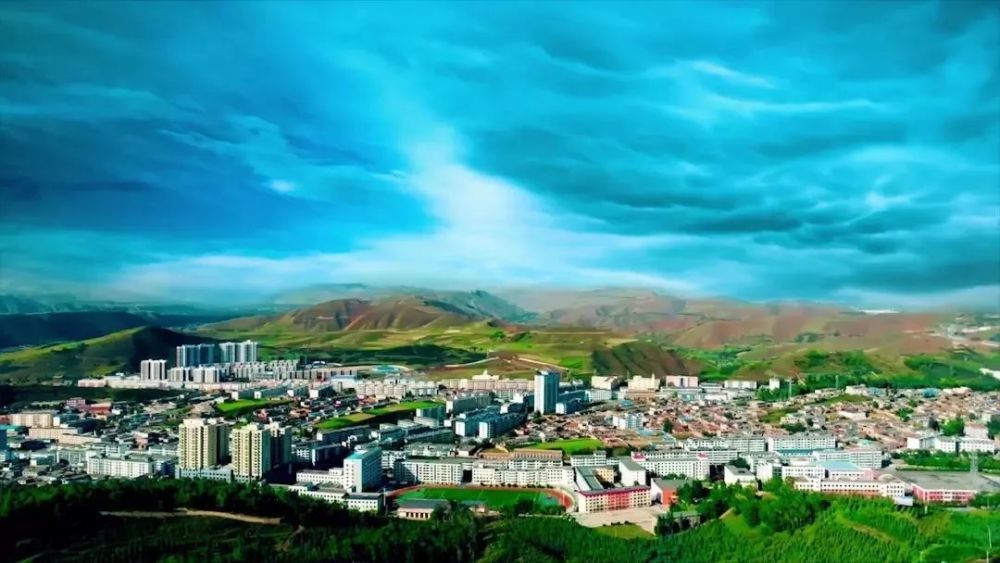 马步芳盗挖青海都兰古墓派1个工兵营进驻拿走金银器留下丝绸