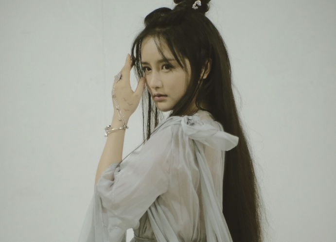 南笙算是很早一批的网红了,因为在网上晒了一组自己的古装照,凭借自己